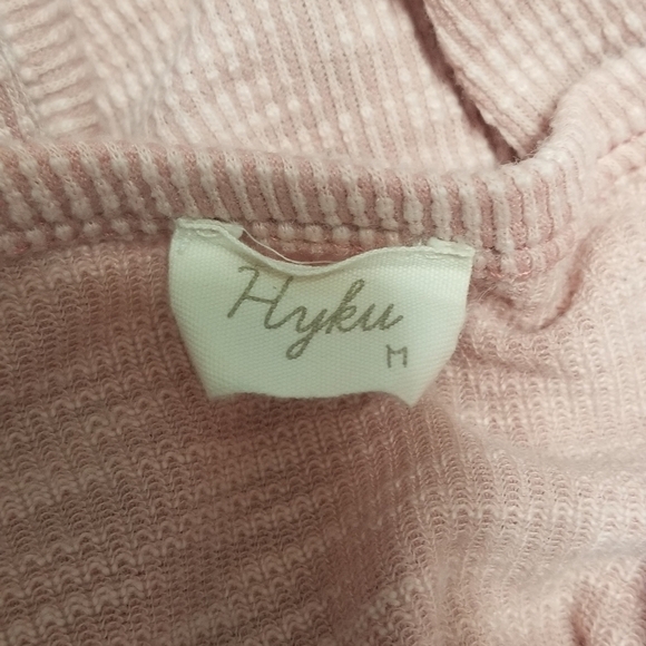 Hyku Knit Blouse. Cold Shoulder Slit w/ Scallop Trim. Gathered Midline. Size M. - Picture 5 of 6